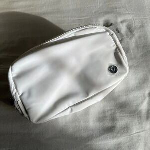 🆕 Lululemon Everywhere Belt Bag White